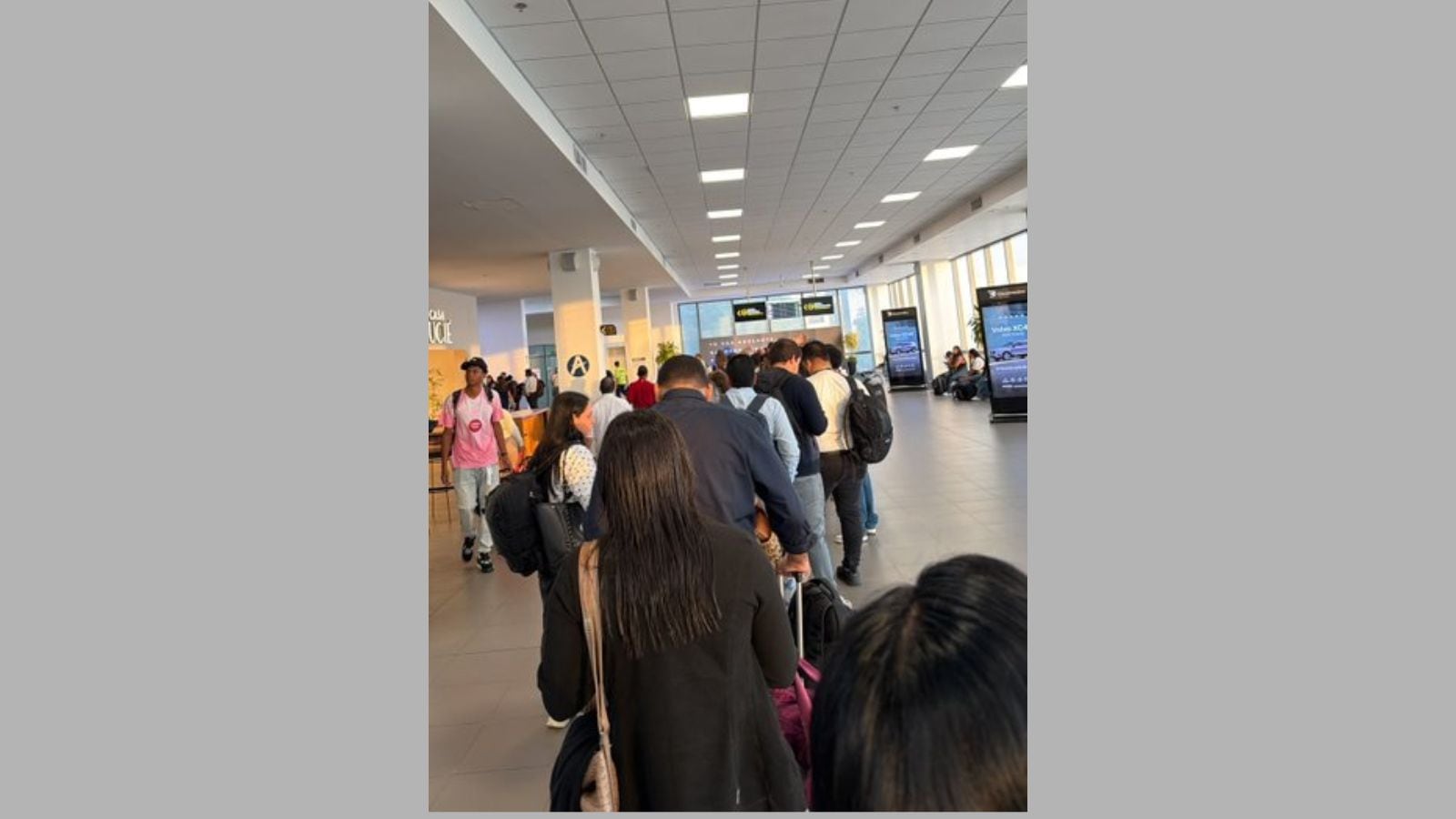 Largas filas de viajeros se registran este lunes en el aeropuerto Ernesto Cortissoz de Barranquilla.