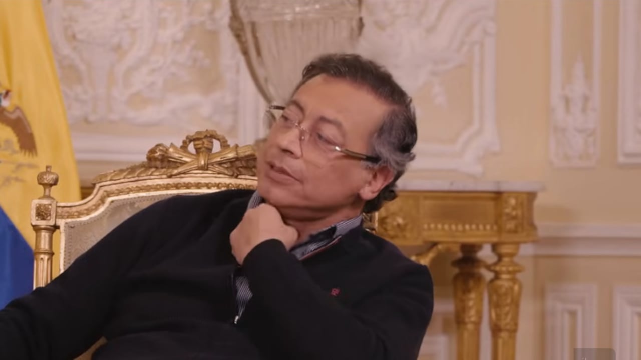 El presidente, Gustavo Petro, en la entrevista que concedió a Alejandro Riaño, quien interpretó a Juanpis González.