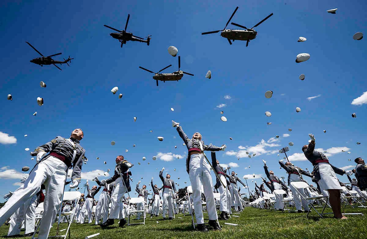 Cadetes de la Academia Militar de Estados Unidos celebran su graduación, el 13 de junio, en West Point, Estados Unidos. Foto: John Minchillo, Pool/ AP