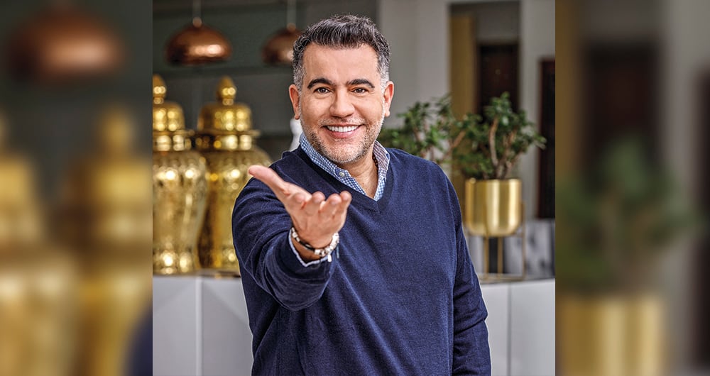 Carlos Calero, se muestra en su faceta como cantante. 