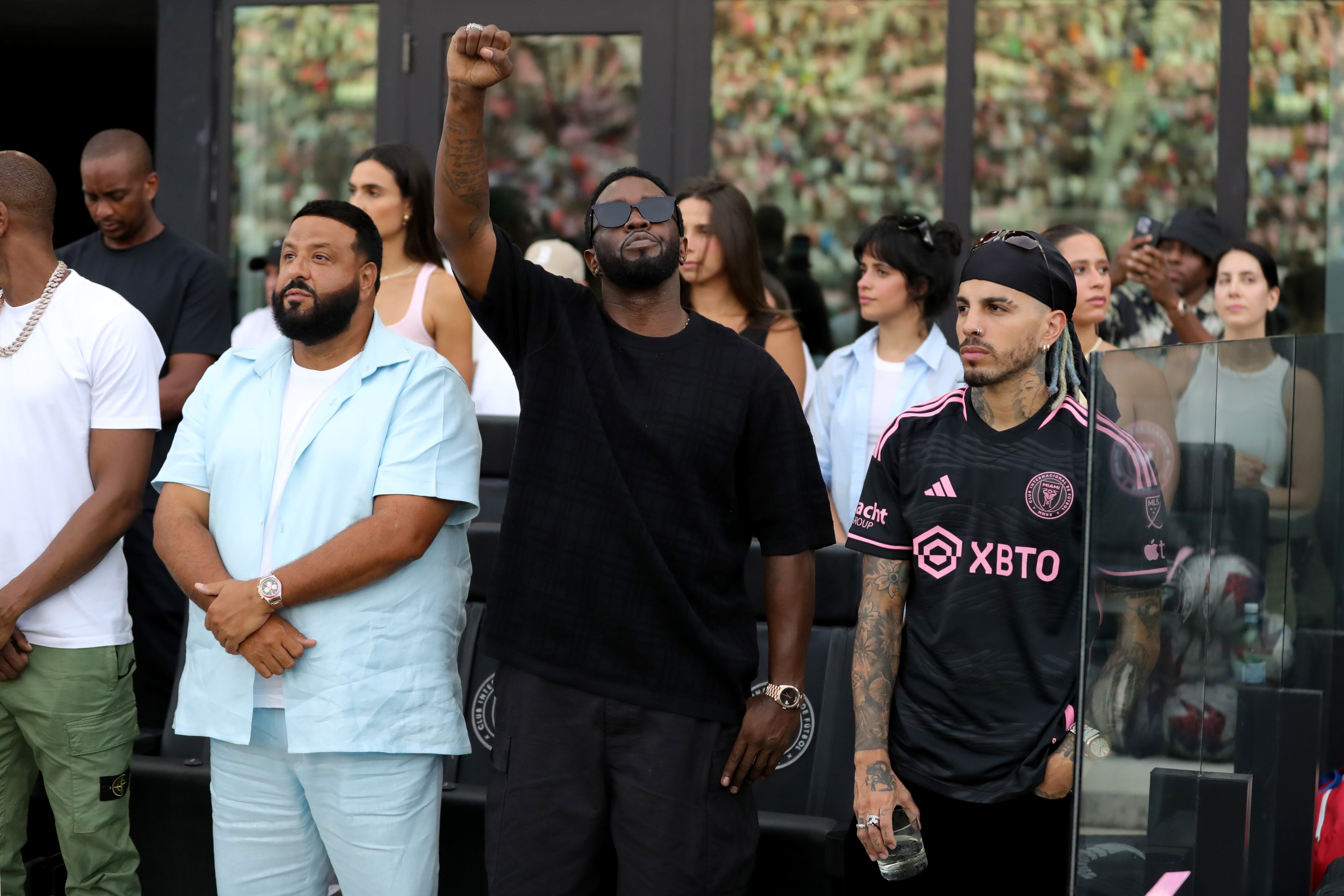 DJ Khaled, Puff Daddy y Rauw Alejandro disfrutaron del encuentro de la Leagues entre el Inter Miami CF y el Atlanta United. Foto: Megan Briggs/Getty Images