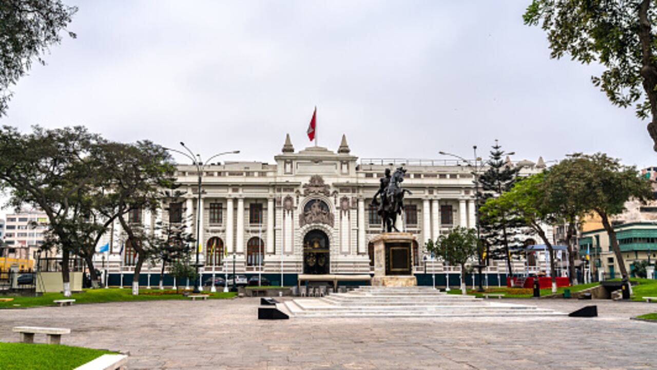 En el Código Penal peruano, el delito por difamación tiene establecida una pena privativa de la libertad no mayor a dos años y con 30 a 120 días de multa. Además, dependiendo del medio en el cual se difunde este delito, la pena podría variar.