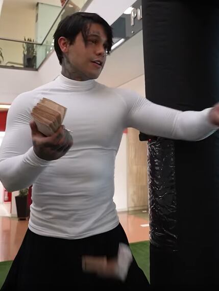 Cossio entregó 100 millones en efectivo para el concurso. Foto: Facebook Yéferson Cossio.