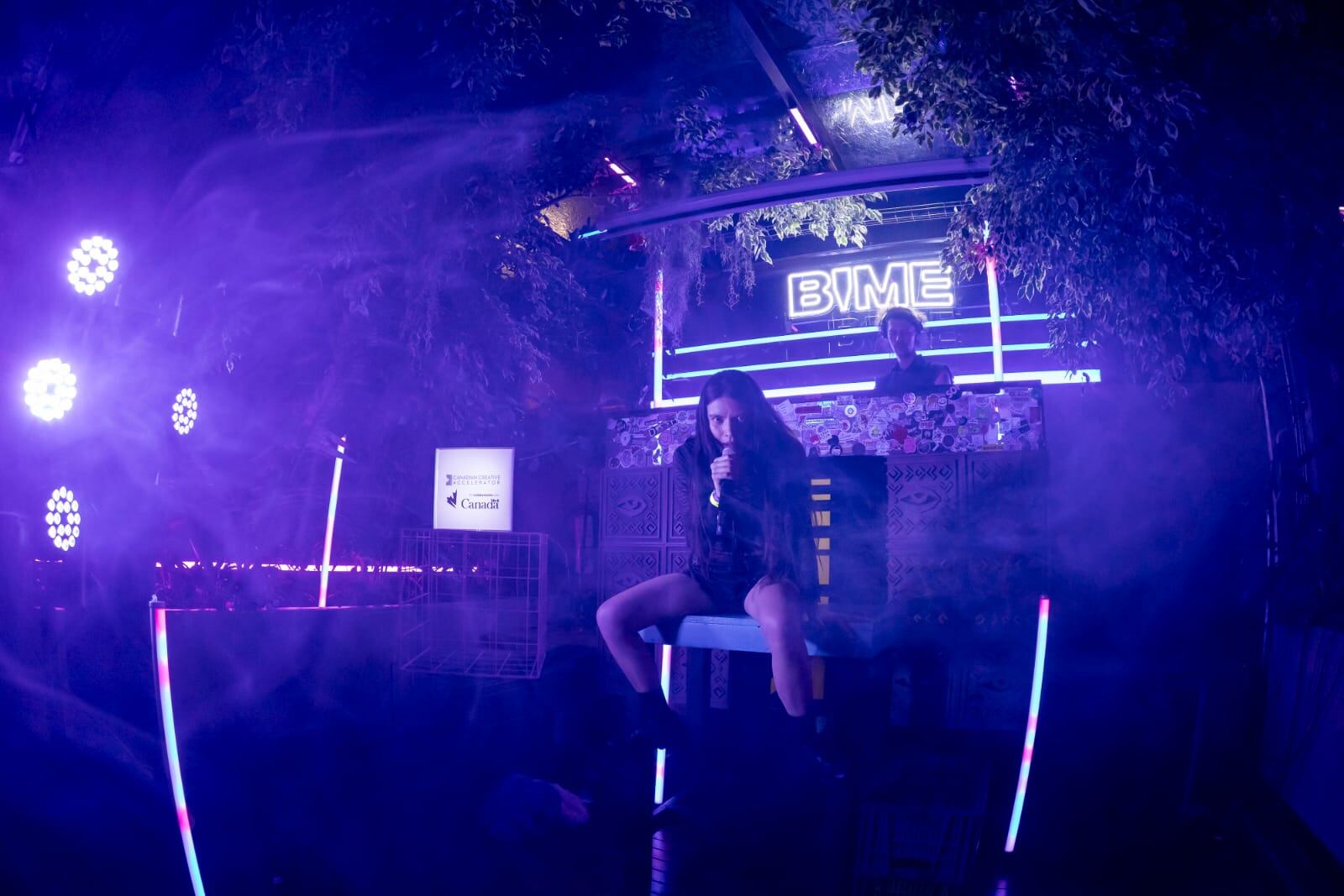 Con un sonido, una actitud y una atmósfera, la cantante y artista suizo-guatemalteca nos intervino anoche en su showcase del BIME.