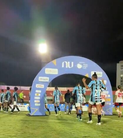 Así salían los equipos de Gremio y River, al campo de juego, para encarar el partido.