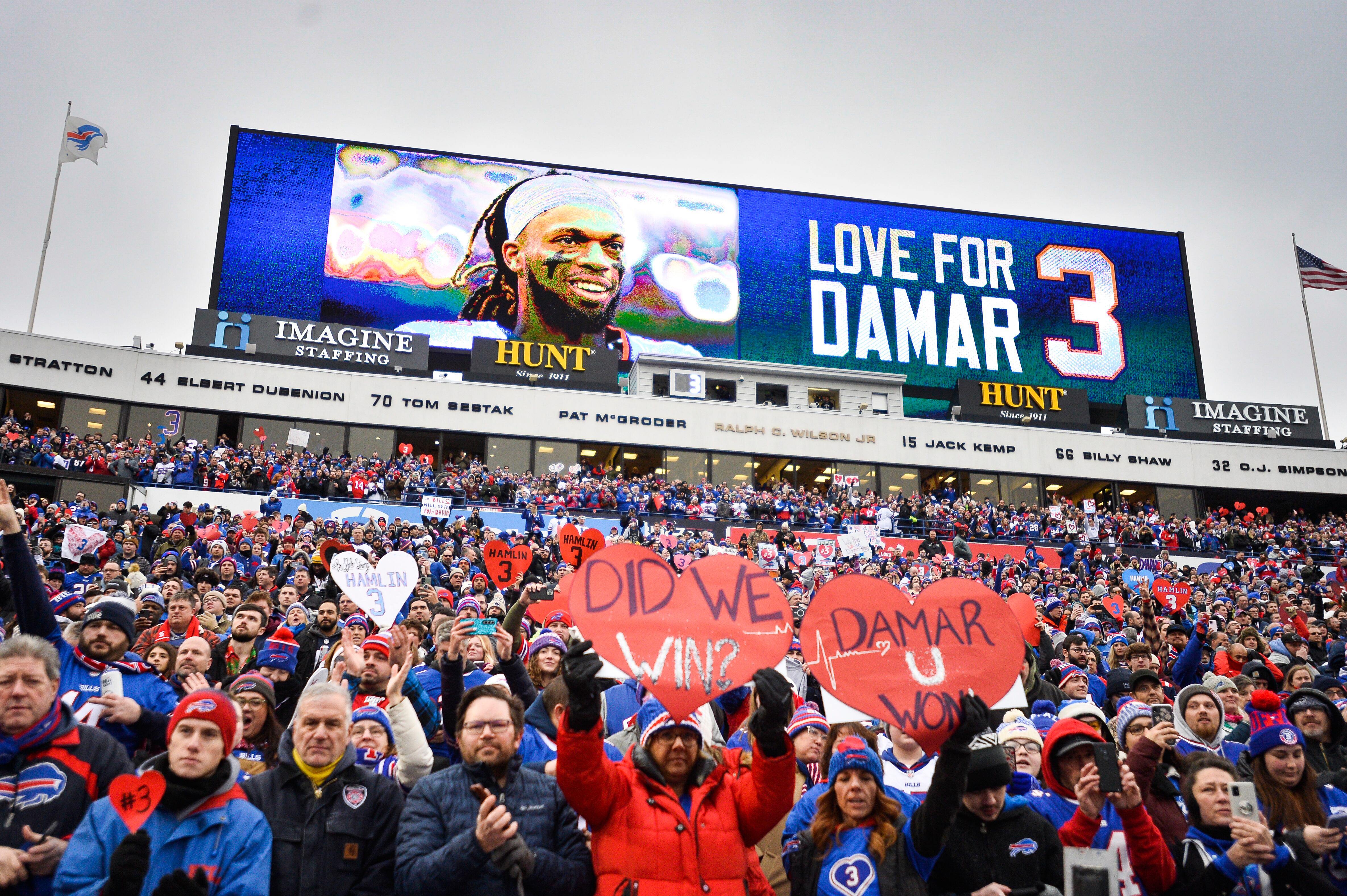 Seguidores de los Bills de Buffalo muestran apoyo a Damar Hamlin, antes del partido dle domingo 8 de enero de 2023, ante los Patriots de Nueva Inglaterra (AP Foto/Adrian Kraus