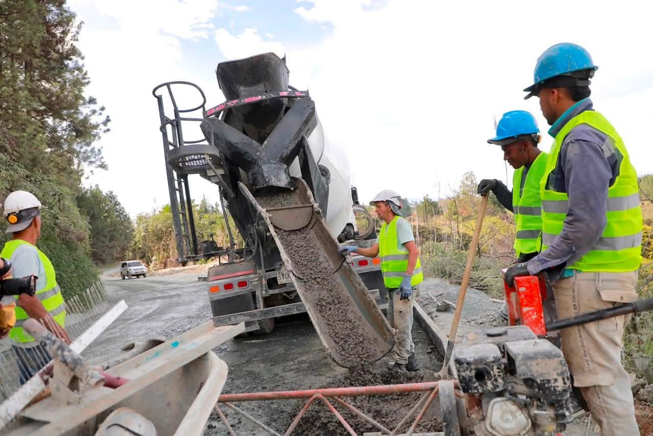 Así es la construcción de una carretera en la zona rural del municipio de Popayán, Cauca.