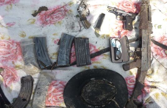 Tras el bombardeo aparecieron su sombrero, su pistola, sus gafas, cuadernos y otros efectos personales. 