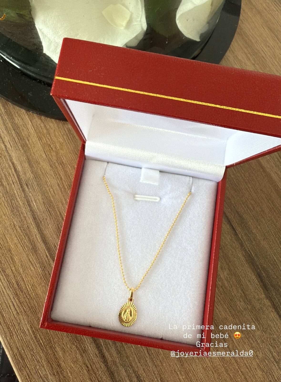 La cantante colombiana se mostró emocionada al recibir una de las primeras joyas de su bebé.