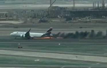 En la imagen, el avión de LATAM Airlines Perú instantes después de haber colisionado con un camión de bomberos en Perú.