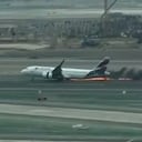 En la imagen, el avión de LATAM Airlines Perú instantes después de haber colisionado con un camión de bomberos en Perú.