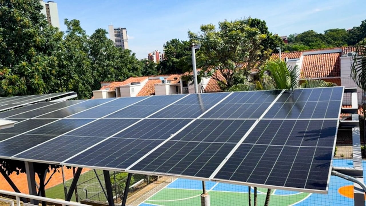 Paneles solares en conjunto residencial