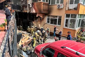 Los bomberos trabajan después de que se produjo un incendio en un club nocturno en Estambul, Turquía, el martes 2 de abril de 2024.