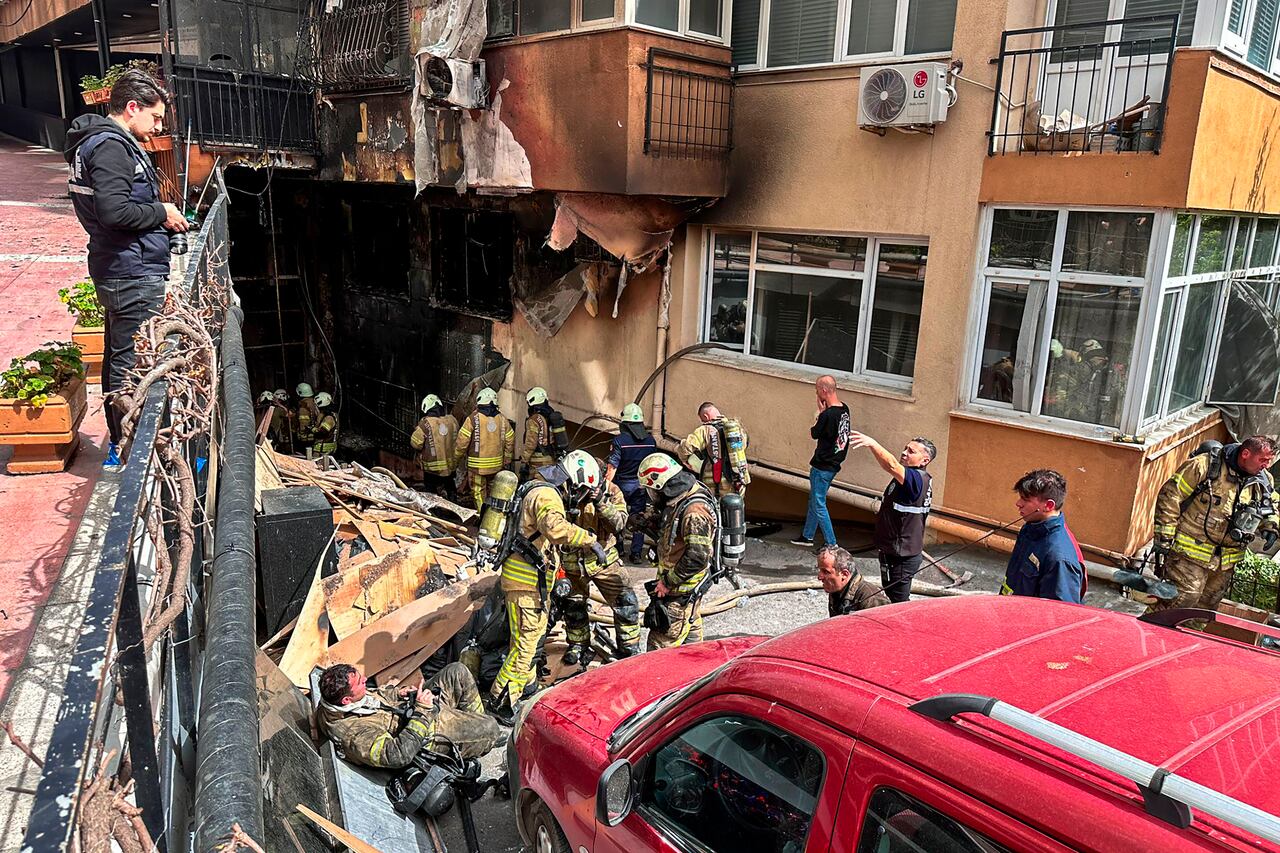 Los bomberos trabajan después de que se produjo un incendio en un club nocturno en Estambul, Turquía, el martes 2 de abril de 2024.