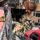 Los bomberos trabajan después de que se produjo un incendio en un club nocturno en Estambul, Turquía, el martes 2 de abril de 2024.