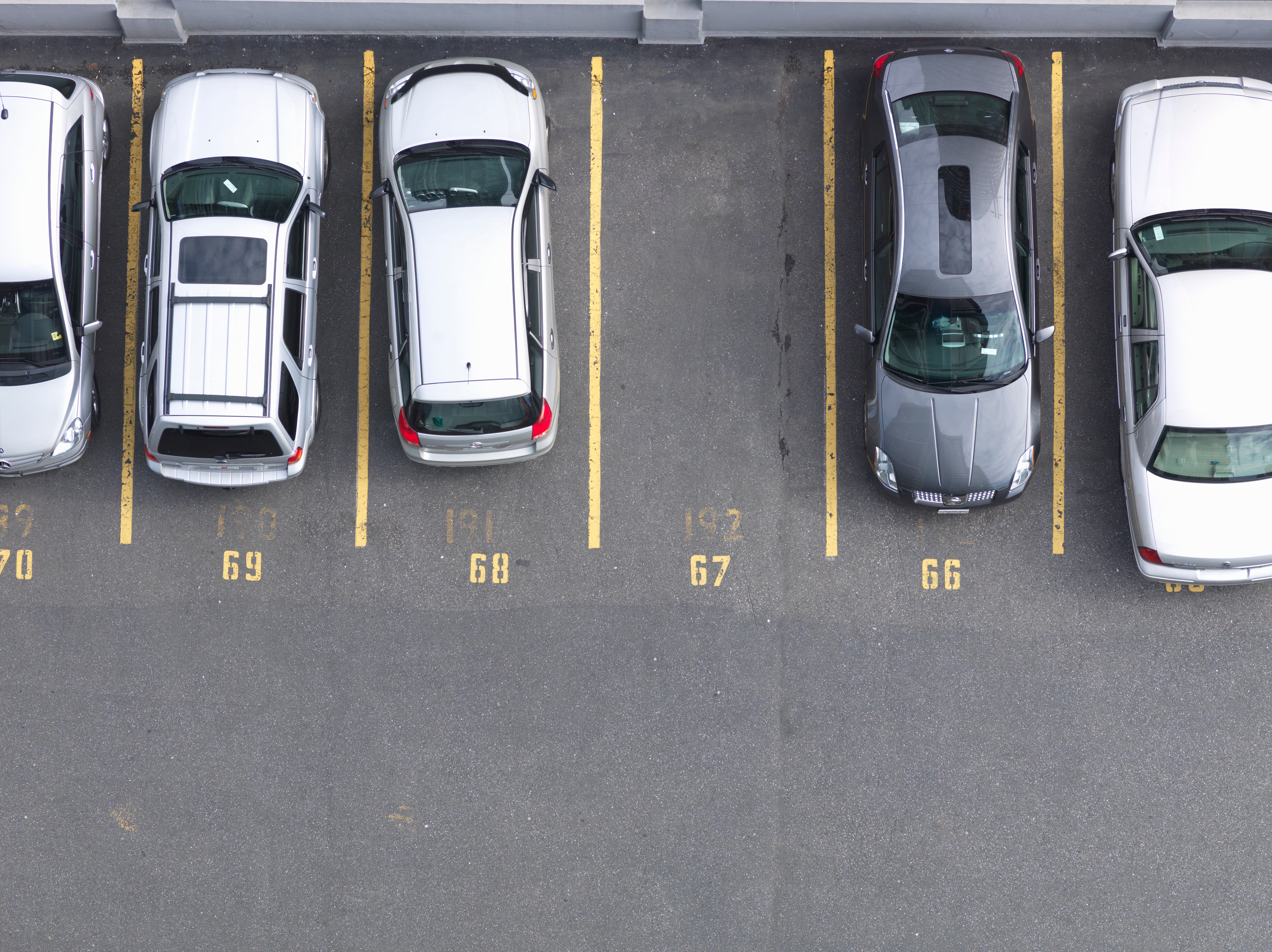 Varios vehículos parqueados. Imagen de referencia.