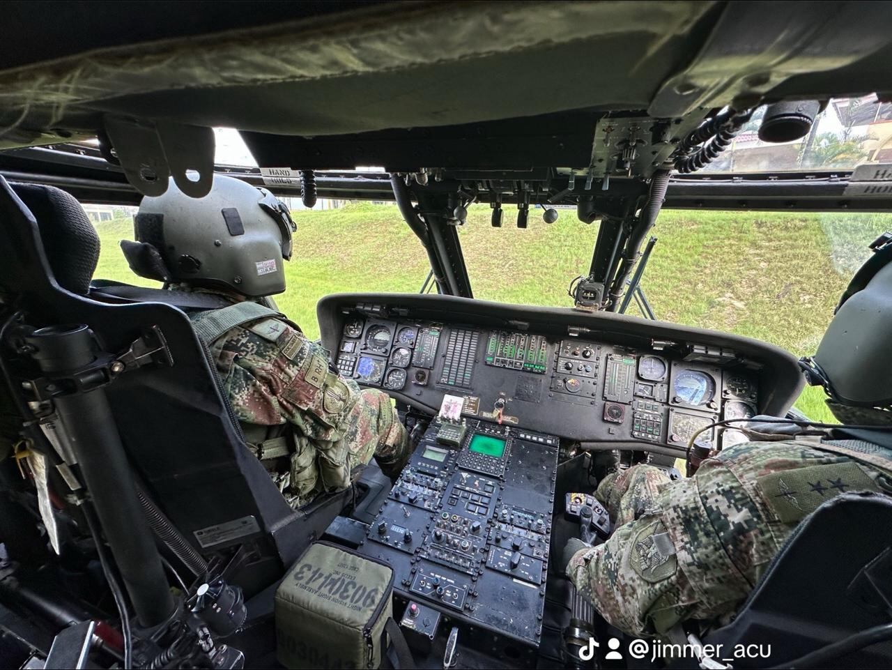 El mayor Jimmer Alexander Acuña Paula y su tripulación.