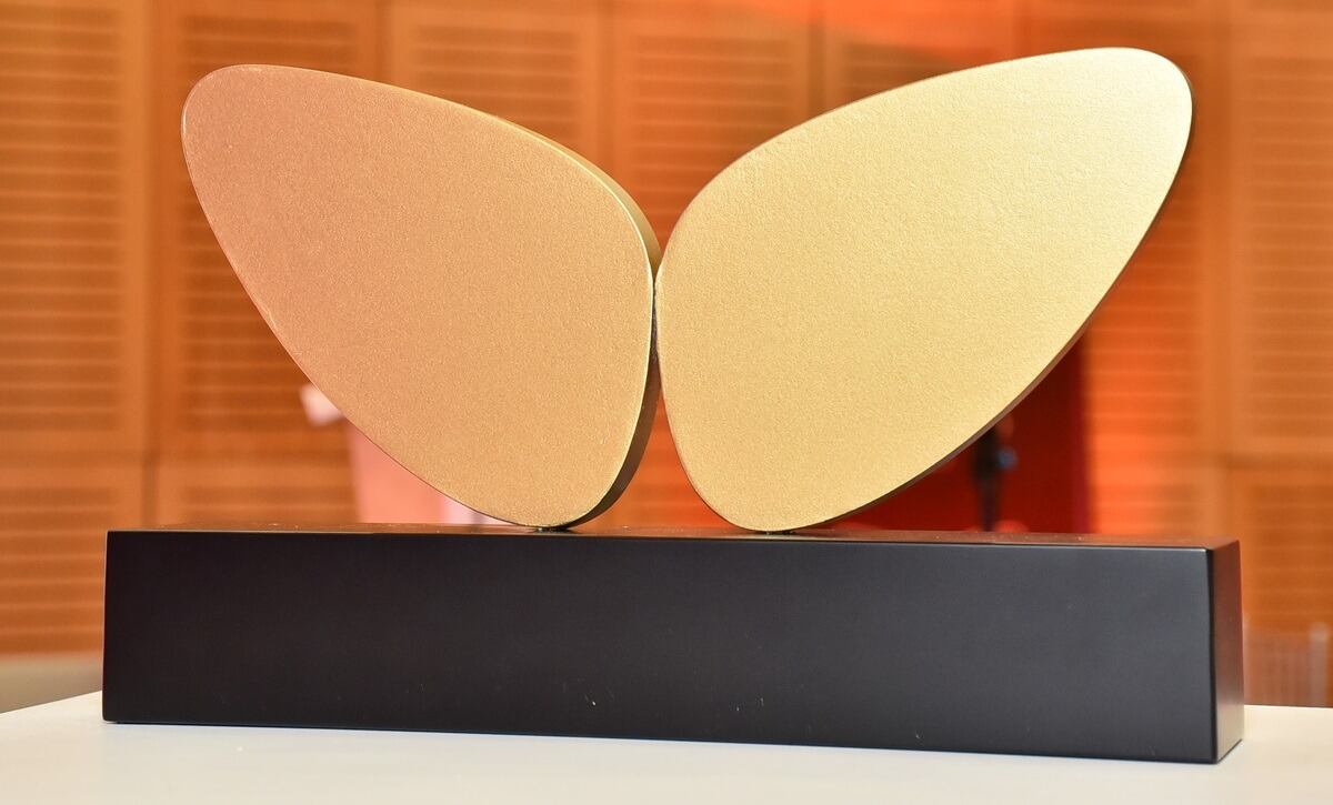 Esta es la estatuilla Mariposa de Lorenz que recibe el empresario ganador del premio de la Universidad del Rosario.