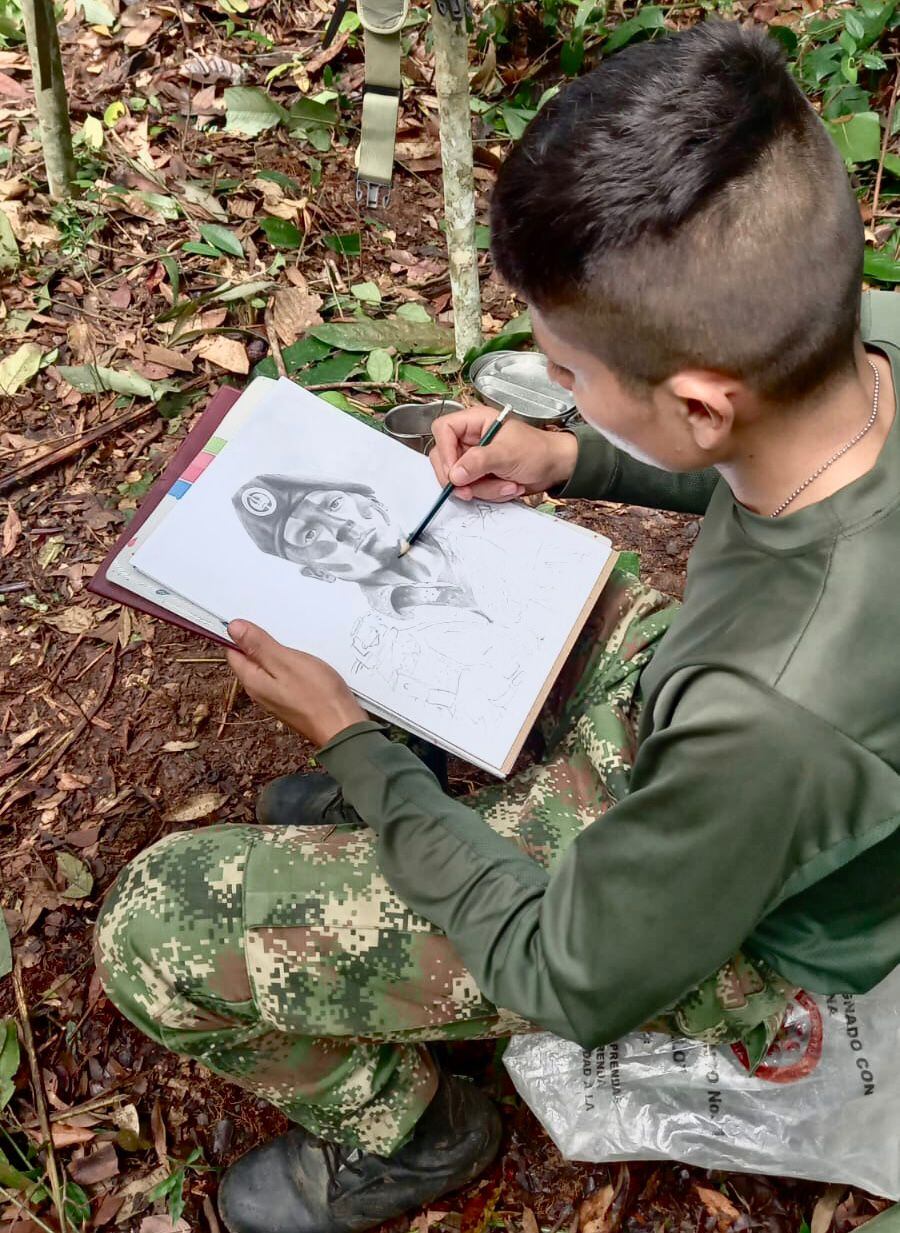 Soldado José Navarro dibuja en las selvas de Colombia