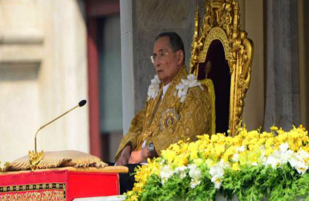1. Bhumibol Adulyadej, rey de Tailandia. Ha sido el reinado más largo en la historia de ese país. Su fortuna se estimó en 30.000 millones de dólares por la revista Forbes y Business Spectator. Foto: AP. 