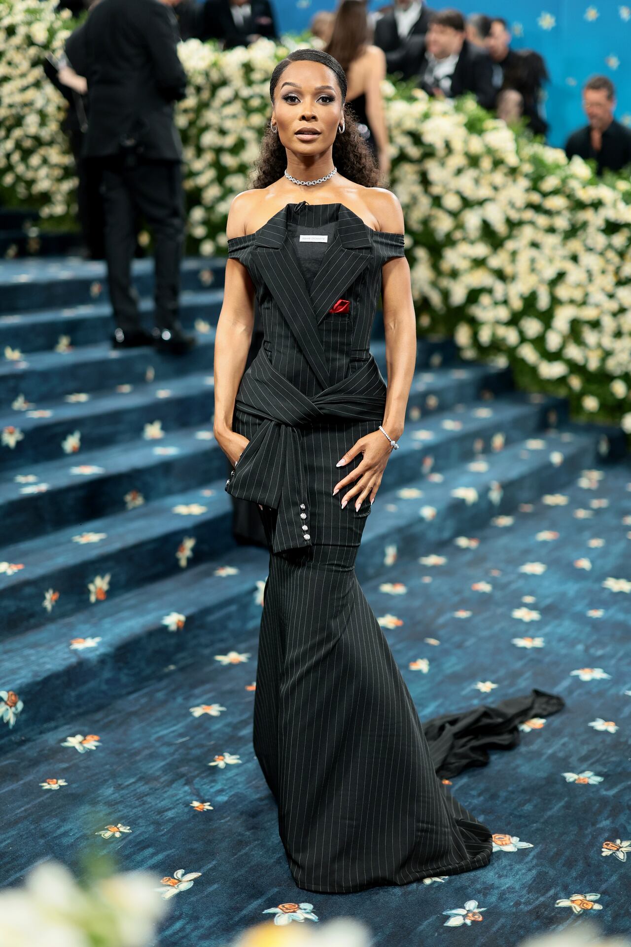 Zuri Hall lució un diseño personalizado de Bishme Cromartie que destacaba por su sastrería impecable y su ajuste perfecto, siendo aclamado por su alineación con el tema del evento