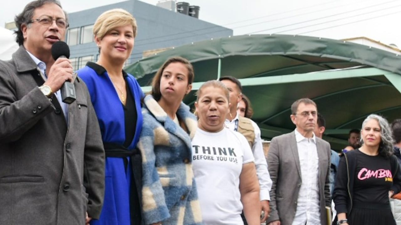 Juan Carlos Monedero, al lado de la congresista María José Pizarro, acompañó a Gustavo Petro a votar.