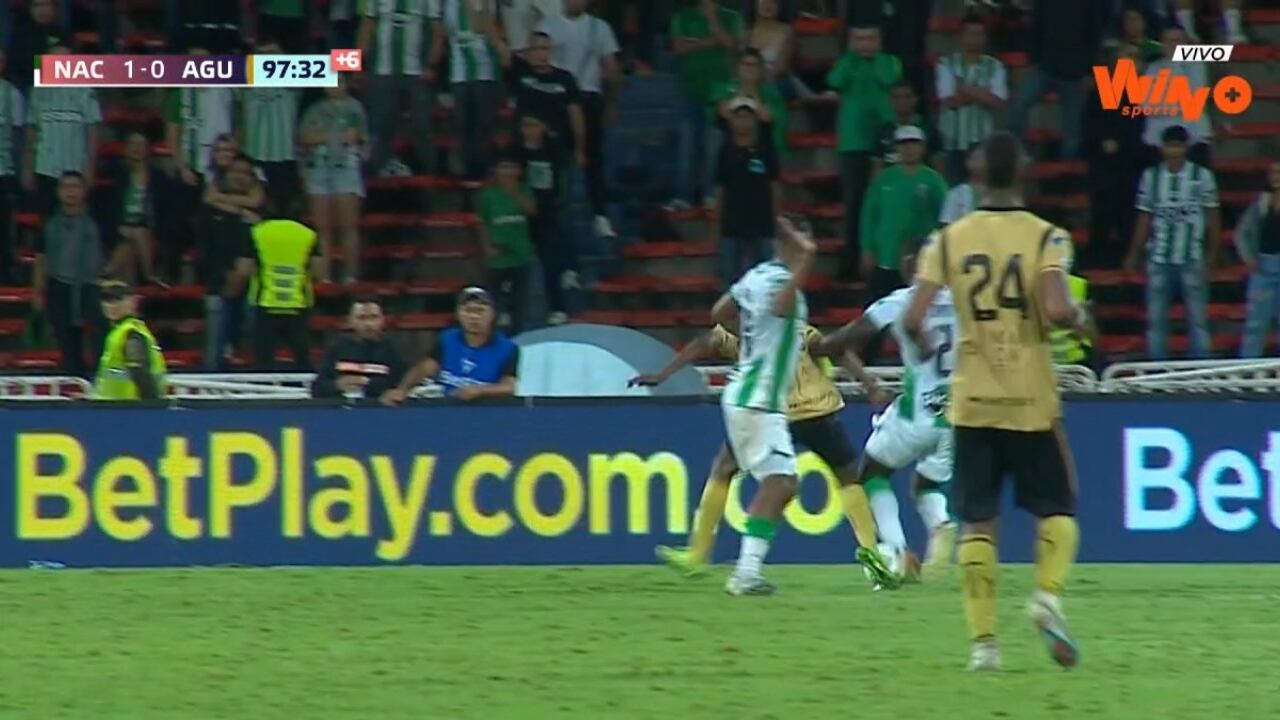 La jugada en la que Jorge Rengifo cae dentro del área de Atlético Nacional