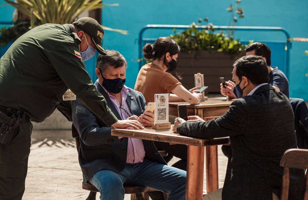 Entre las medidas adoptadas por el Distrito se estableció que el aforo máximo para restaurantes y gastrobares será del 30% en exteriores y del 25% al interior. Foto: Karen Salamanca