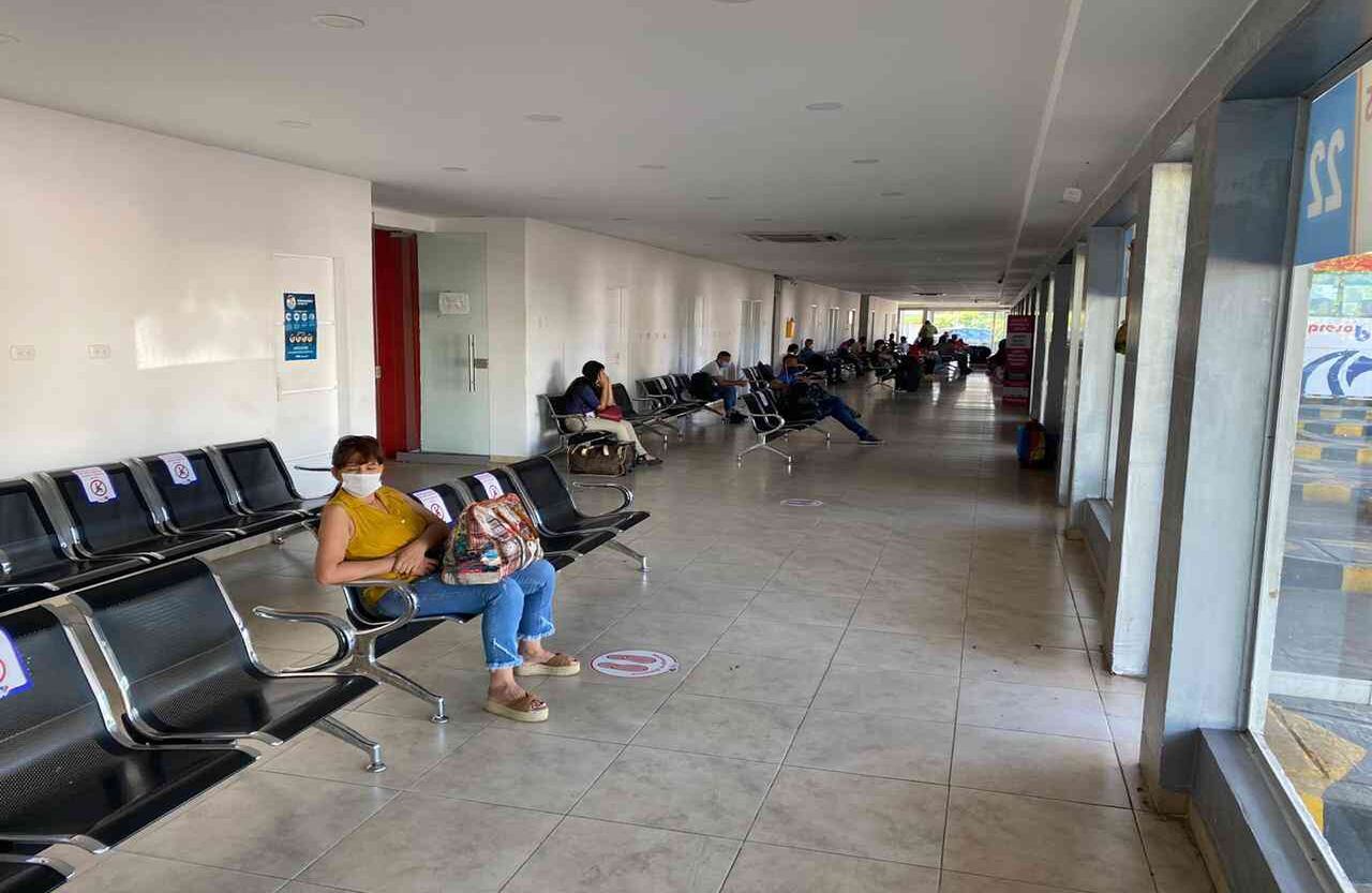 Terminal de Valledupar. Así está el aislamiento en la capital del Cesar. Pocas personas van en familia. Foto: Mintransporte