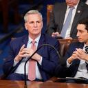 El líder republicano de la Cámara, Kevin McCarthy, de California, escucha cómo se emiten los votos para el próximo presidente de la Cámara durante el día inaugural del 118º Congreso en el Capitolio de los Estados Unidos, el martes 3 de enero de 2023, en Washington. (AP Photo/Alex Brandon)