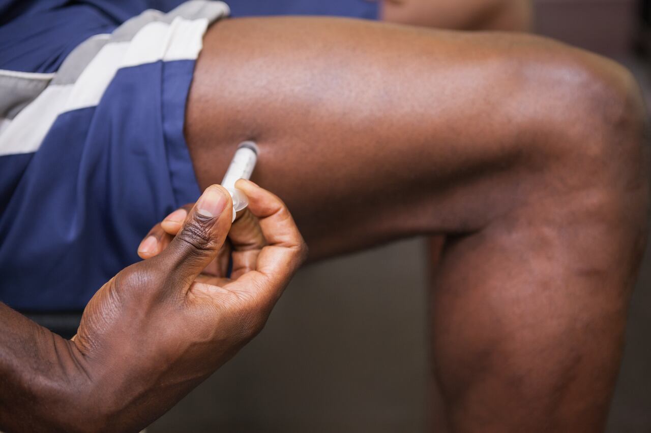 El joven se inyectó la mezcla en su pierna. Imagen de referencia