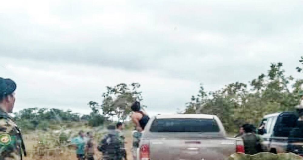Esta es una caravana en la que viaja Santrich, fuertemente escoltado. 