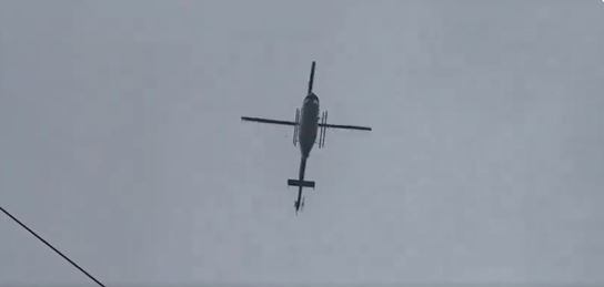 El helicóptero halcón de la Policía de Bogotá sobrevuela los cerros orientales de la ciudad.