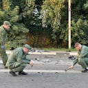 Esta foto del folleto publicada por el Comité de Investigación de Rusia el 21 de agosto de 2022 muestra a los investigadores trabajando en el lugar de la explosión de un automóvil conducido por Daria Dugina, hija de Alexader Dugin, un ideólogo ruso de línea dura cercano al presidente Vladimir Putin, en las afueras de Moscú. - Daria Dugina, nacida en 1992, murió cuando estalló una bomba colocada en su Toyota Land Cruiser mientras conducía por una carretera cerca del pueblo de Bolshie Vyzyomy, a unos 40 kilómetros (25 millas) de las afueras de Moscú el 20 de agosto de 2022, Rusia. dijo el Comité de Investigación en un comunicado. Según miembros de la familia citados por los medios rusos, Dugin, un partidario vocal de la ofensiva del Kremlin en Ucrania, fue el objetivo probable de la explosión ya que su hija tomó prestado su automóvil en el último minuto. (Photo by Handout/Comité de Investigación de Rusia/AFP) / RESTRINGIDO A USO EDITORIAL - CRÉDITO OBLIGATORIO "FOTO AFP/Comité de Investigación de Rusia/handout" - SIN MARKETING SIN CAMPAÑAS PUBLICITARIAS - DISTRIBUIDO COMO SERVICIO A LOS CLIENTES