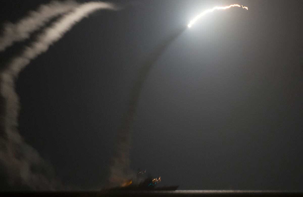 El USS Philippine Sea lanza un misil Tomahawk hacia posiciones del Estado Islámico en Siria. (AP)