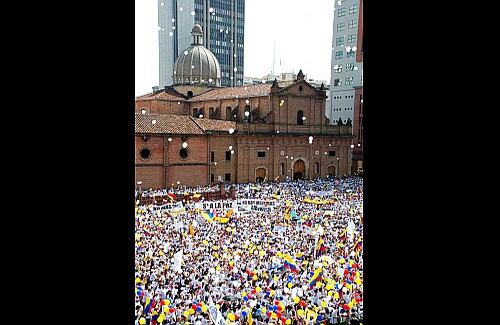 La plazoleta de San Francisco, al frente de la sede de la Gobernación, fue el sitio de concentración de los marchantes vallecaucanos.