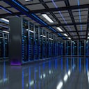 Una supercomputadora es un sistema informático de altísimo rendimiento diseñado para realizar cálculos a velocidades miles de veces superiores a las de una computadora convencional.