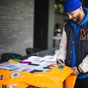 Maluma verificando una de las prendas de la colección.