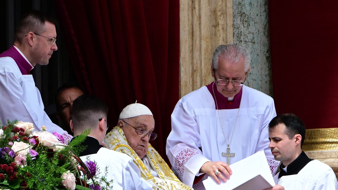 El Papa Francisco, aún convaleciente, saluda desde el balcón de la Basílica de San Pedro. La gente gritaba "queremos verlo" April 20, 2025. (Photo by Tiziana FABI / AFP)