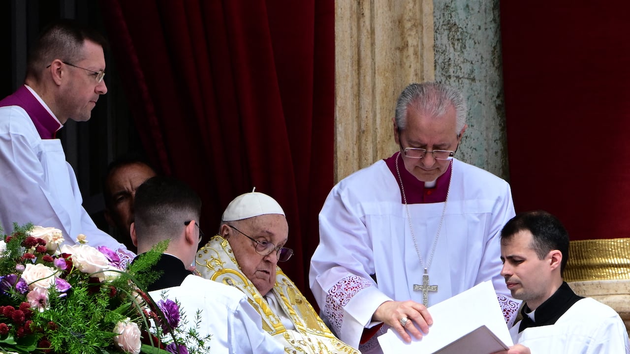 El Papa Francisco, aún convaleciente, saluda desde el balcón de la Basílica de San Pedro. La gente gritaba "queremos verlo" April 20, 2025. (Photo by Tiziana FABI / AFP)