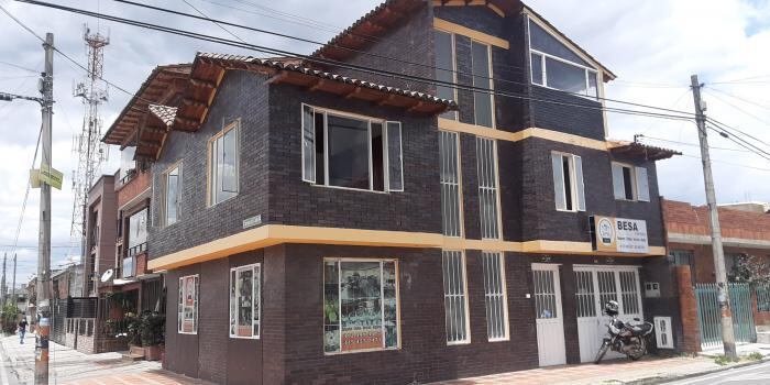 El Fondo para la Reparación informó que se llevó a cabo la audiencia de adjudicación de una casa de 184 metros cuadrados, de tres pisos, que fue subastada bajo la modalidad de arriendo por un valor de 1.700.000 millones de pesos.