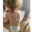 Por el miedo a morir, una madre ucraniana firmó a su hija con información de contacto.