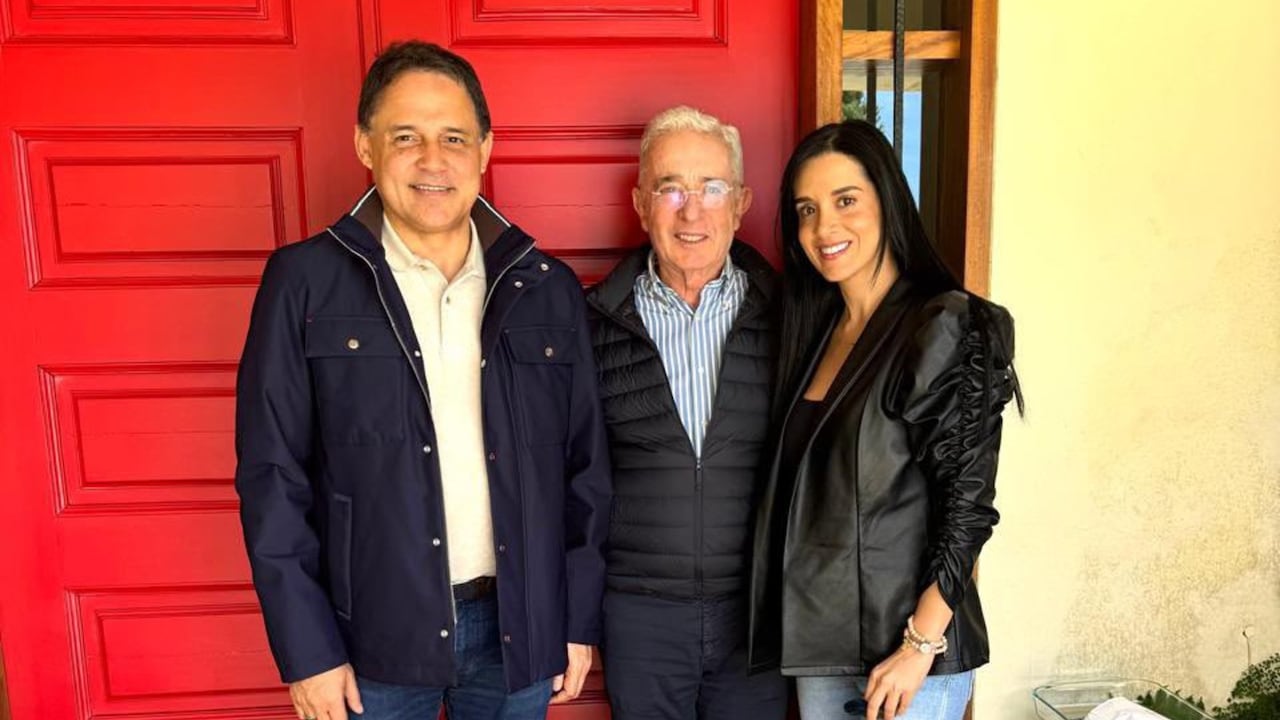 El presidente del Senado, Honorio Henríquez, junto al expresidente Álvaro Uribe.