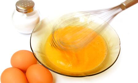 La Asociación Americana del Corazón (AHA) asegura que se puede incluir hasta un huevo entero por día, como parte de una alimentación saludable para la mayoría de las personas.