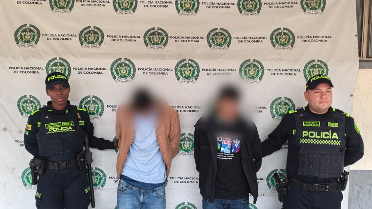 Atrapados en flagrancia dos hombres que robaron con armas traumáticas un local en el barrio Danubio Azul.
