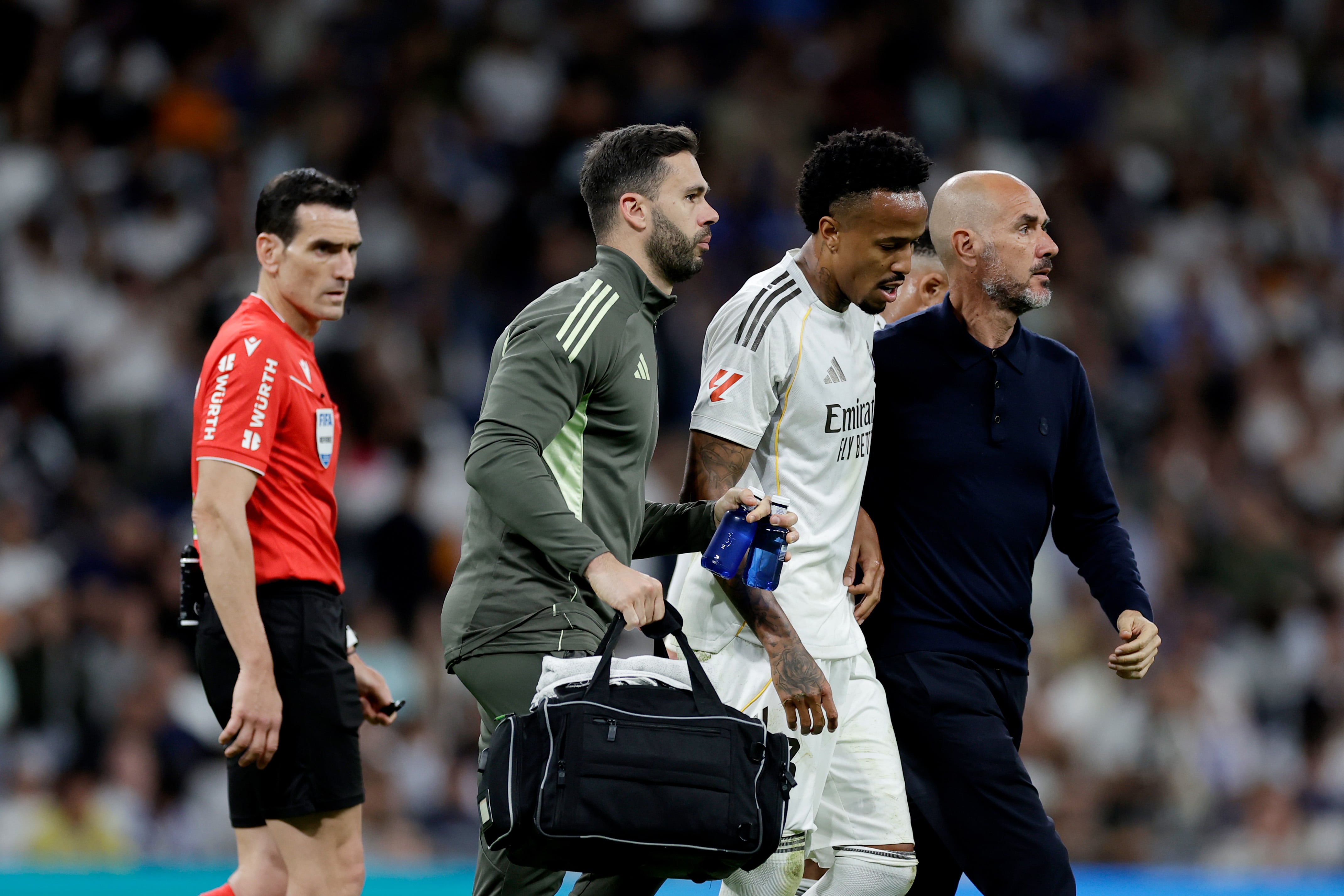 Éder Militão acompañado de los servicios médicos del Real Madrid