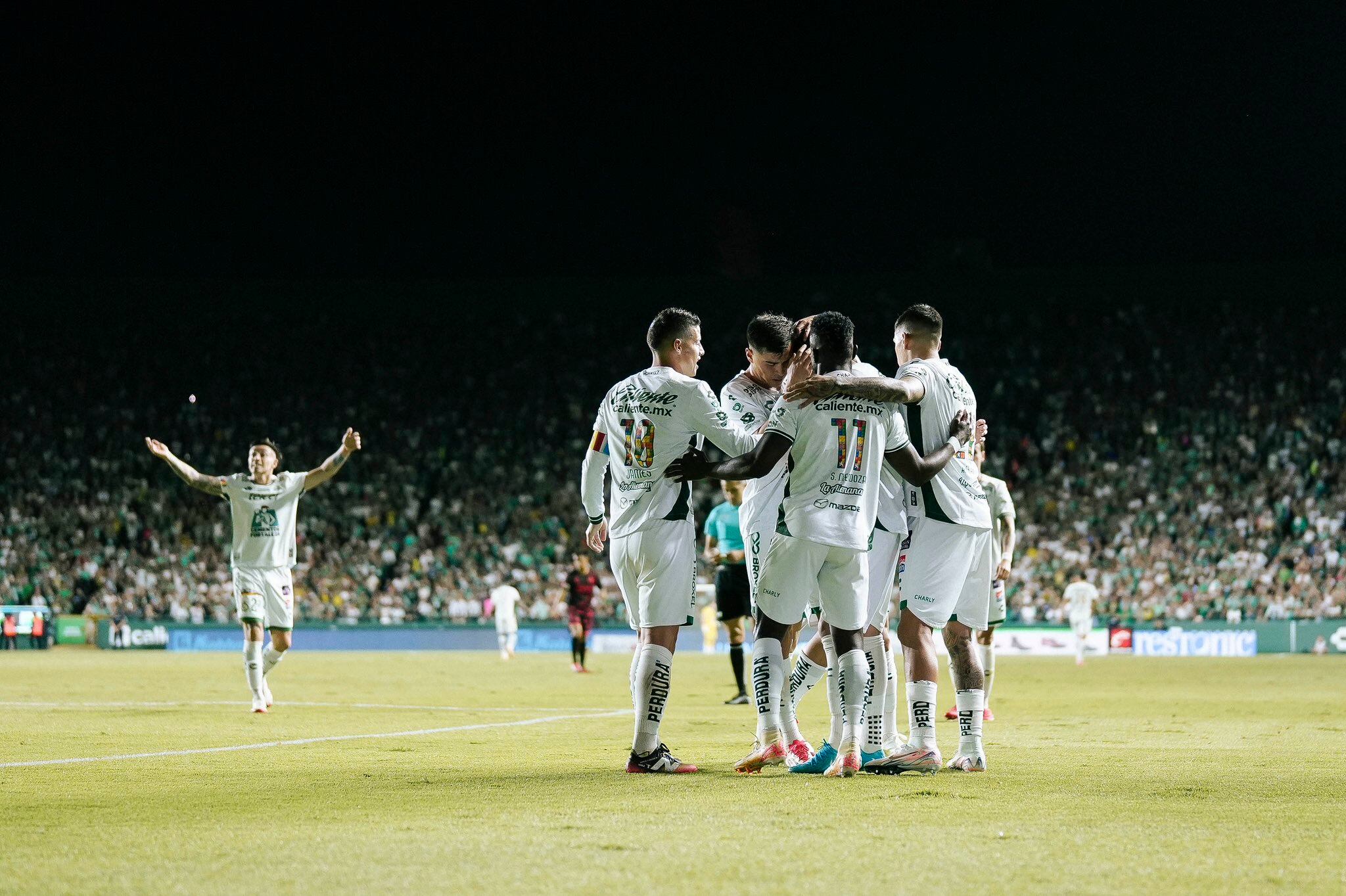 James Rodríguez (10) celebra con sus compañeros uno de los goles de León contra Tijuana en la Liga MX.