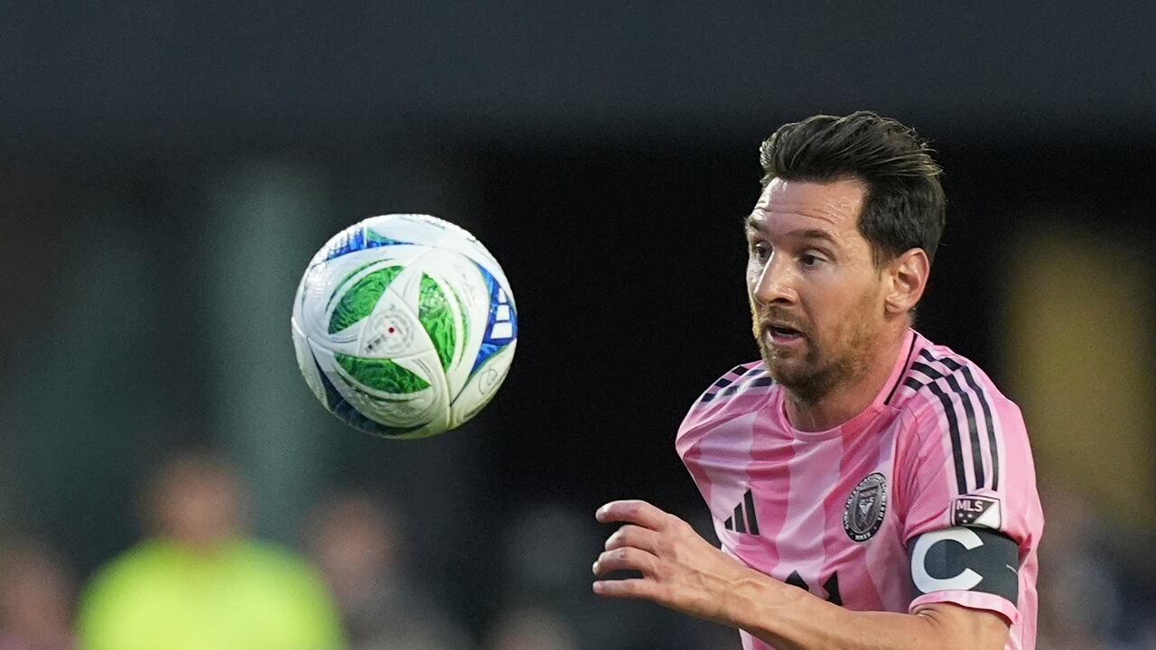 El argentino Lionel Messi, del Inter Miami, persigue un balón en el cotejo del sábado 31 de mayo de 2025, en Fort Lauderdale, Florida, ante el Crew de Columbus. (AP Foto/Rebecca Blackwell)