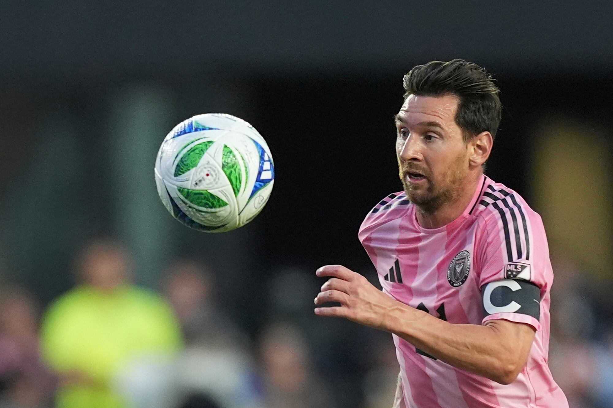 El argentino Lionel Messi, del Inter Miami, persigue un balón en el cotejo del sábado 31 de mayo de 2025, en Fort Lauderdale, Florida, ante el Crew de Columbus. (AP Foto/Rebecca Blackwell)