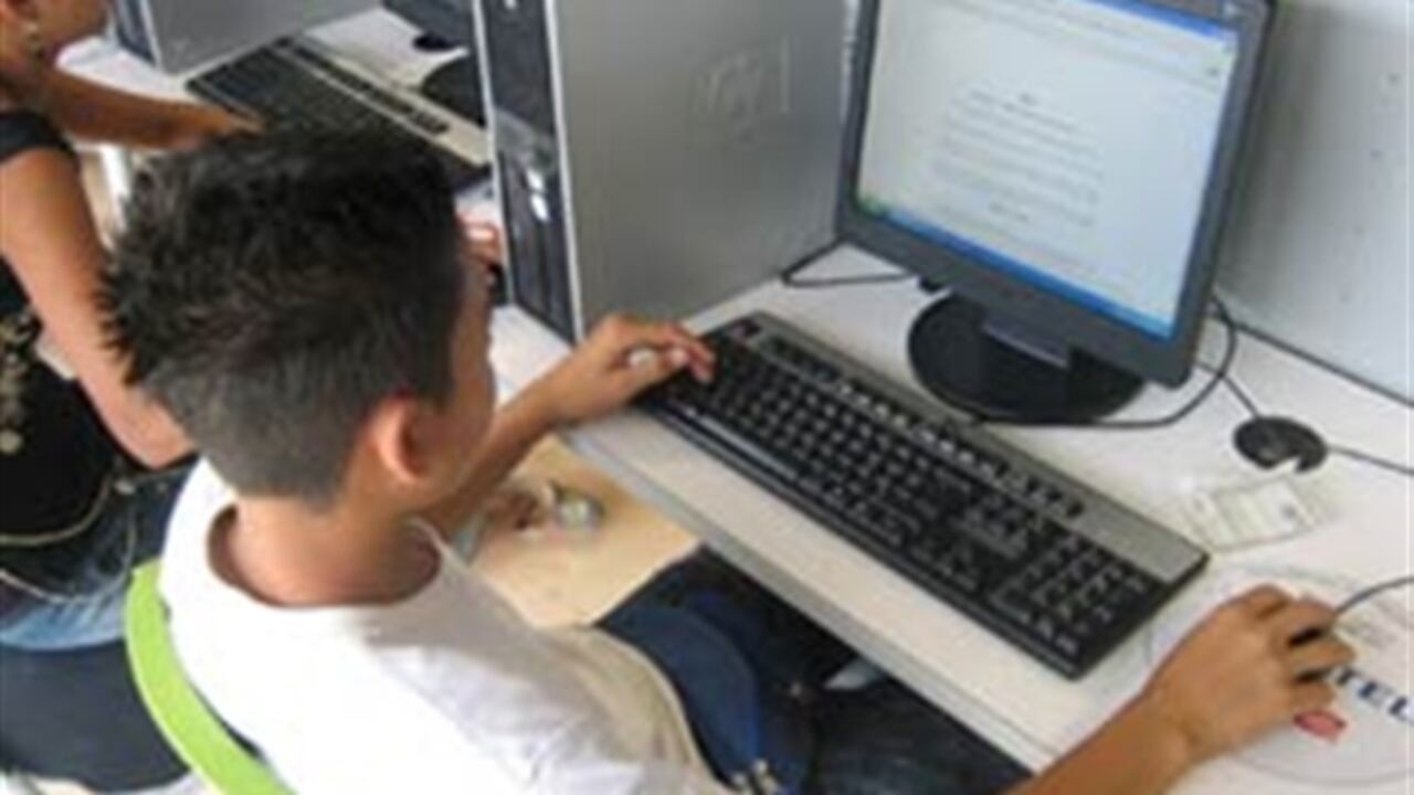Un ejemplo de un equipo gama media puede ser conformado por un procesador de doble núcleo, una memoria entre 256 y 512, un Windows Vista básico como sistema operativo y una capacidad de disco entre 80 y 100 GB.